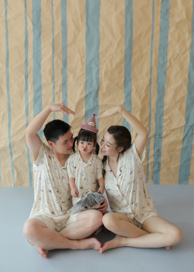 Titi tạo dáng chuyên nghiệp khi chụp ảnh cùng bố mẹ. Ảnh: NVCC