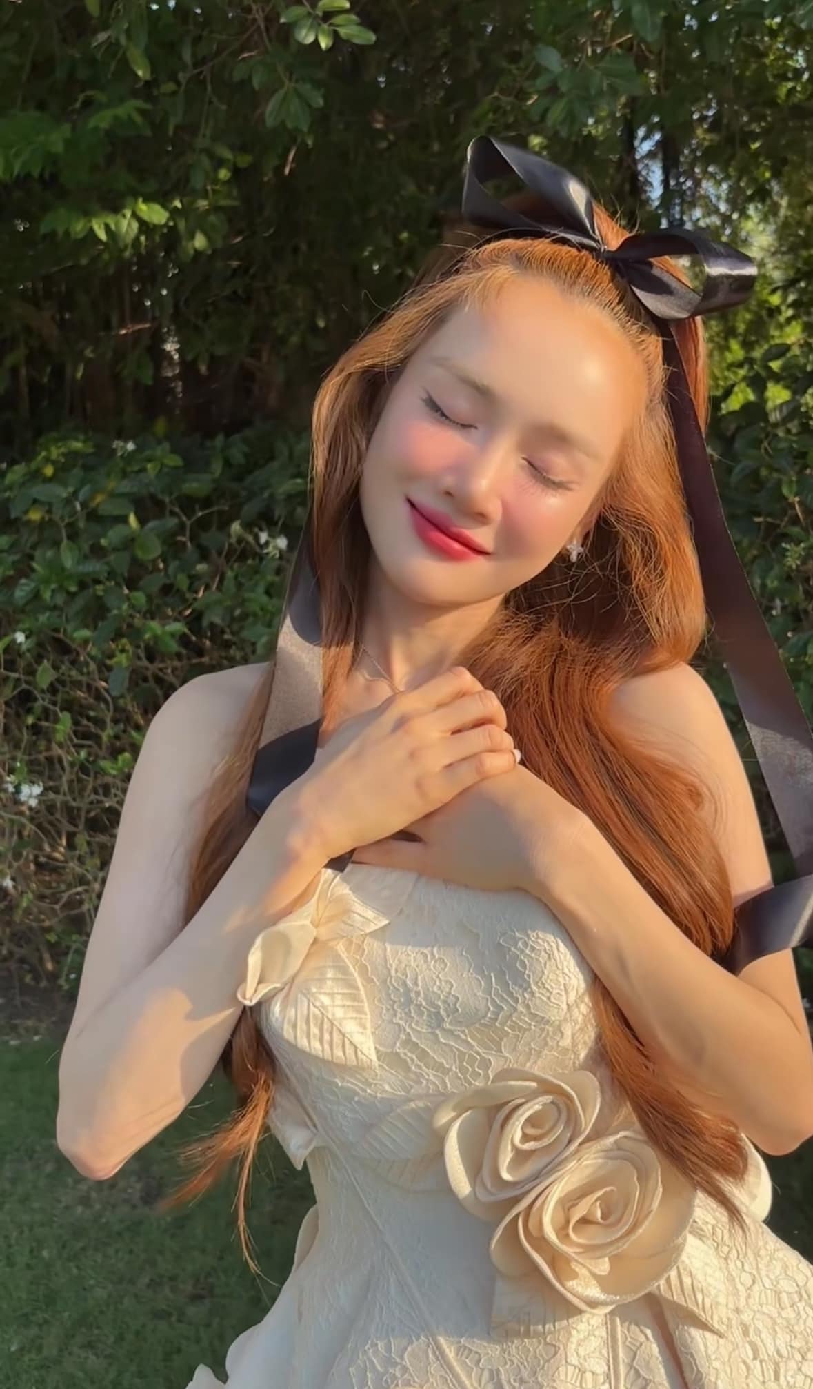 Mỗi ngày cô phải lập ra một chế độ dinh dưỡng cụ thể cho mình như ăn nhiều rau quả, tăng lượng protein, đảm bảo uống đủ 8-12 ly nước/ngày và hạn chế đường, tinh bột. Điều cần nhấn mạnh, thực đơn này thực chất không phải chế độ ăn sau sinh lần 3 của Nhã Phương, mà là một trong những thực đơn cô từng áp dụng từ thời son rỗi. Tuy nhiên, nó vẫn được xem là chìa khóa nền tảng giúp Nhã Phương duy trì tỷ lệ mỡ thấp, cơ bụng rõ, để rồi khi sinh nở, cơ thể có khả năng phục hồi nhanh hơn người bình thường.