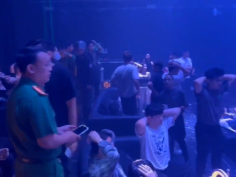 Bên trong quán bar có 500 người bị Công an TP HCM kiểm tra