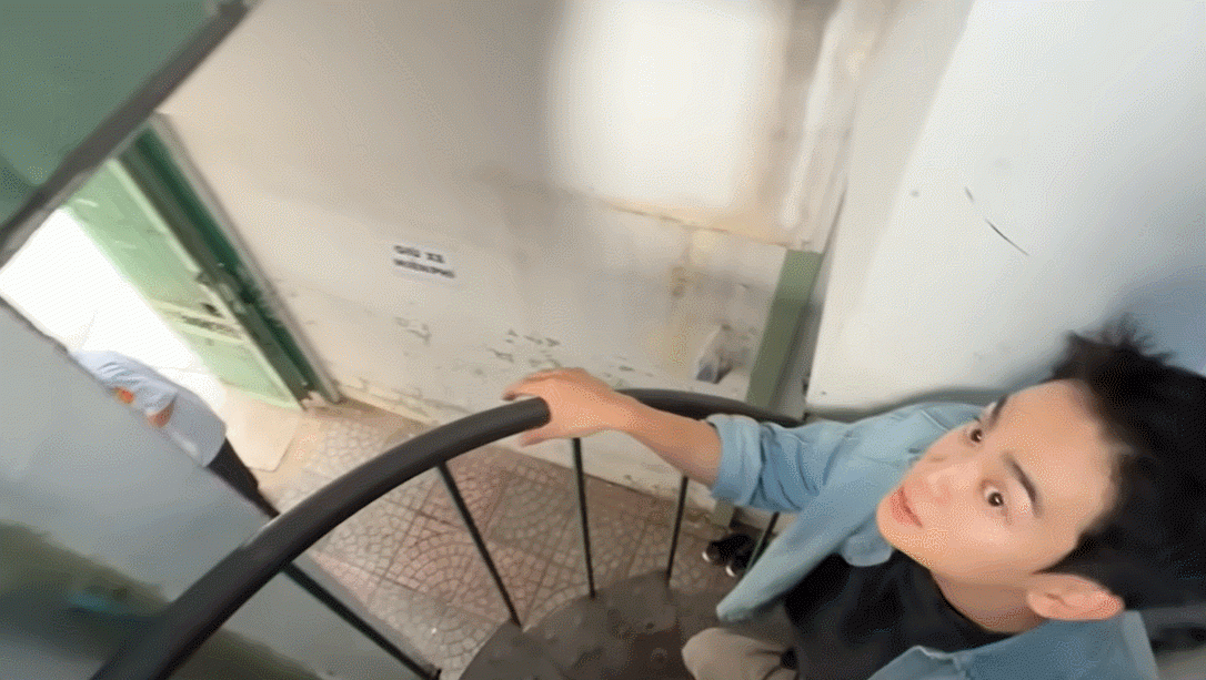 Quán nằm trên tầng 2 nên thực khách phải đi qua một chiếc cầu thang xoắn ốc rất nhỏ, hẹp. Ảnh: HanQuocBros