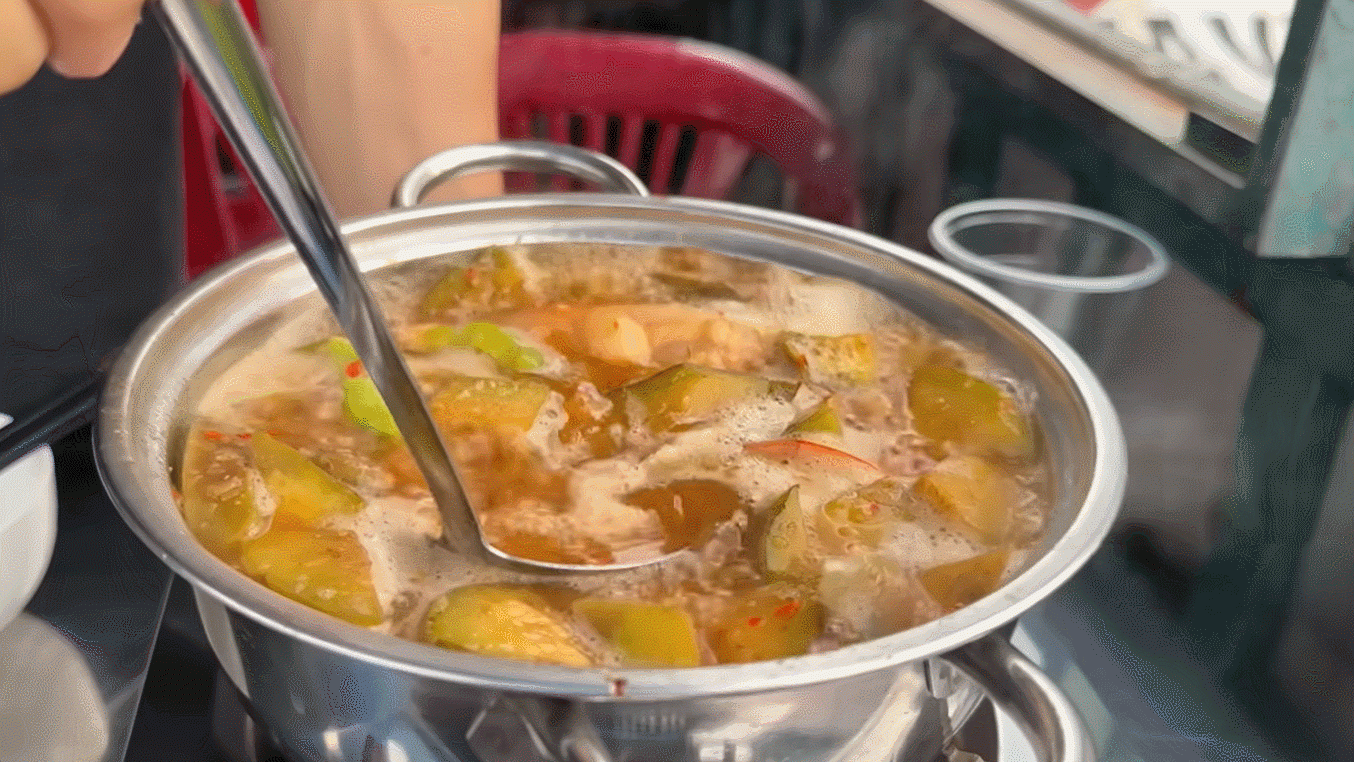 Công thức món lẩu mắm được bà Hường giữ nguyên sau nửa thế kỷ bán hàng. Ảnh: HanQuocBros