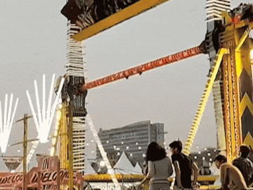 Đu quay chở 15 hành khách đổ sập tại Ấn Độ