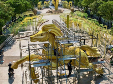 Cận cảnh linh vật ngựa khổng lồ cao 7 m trên đường hoa Nguyễn Huệ