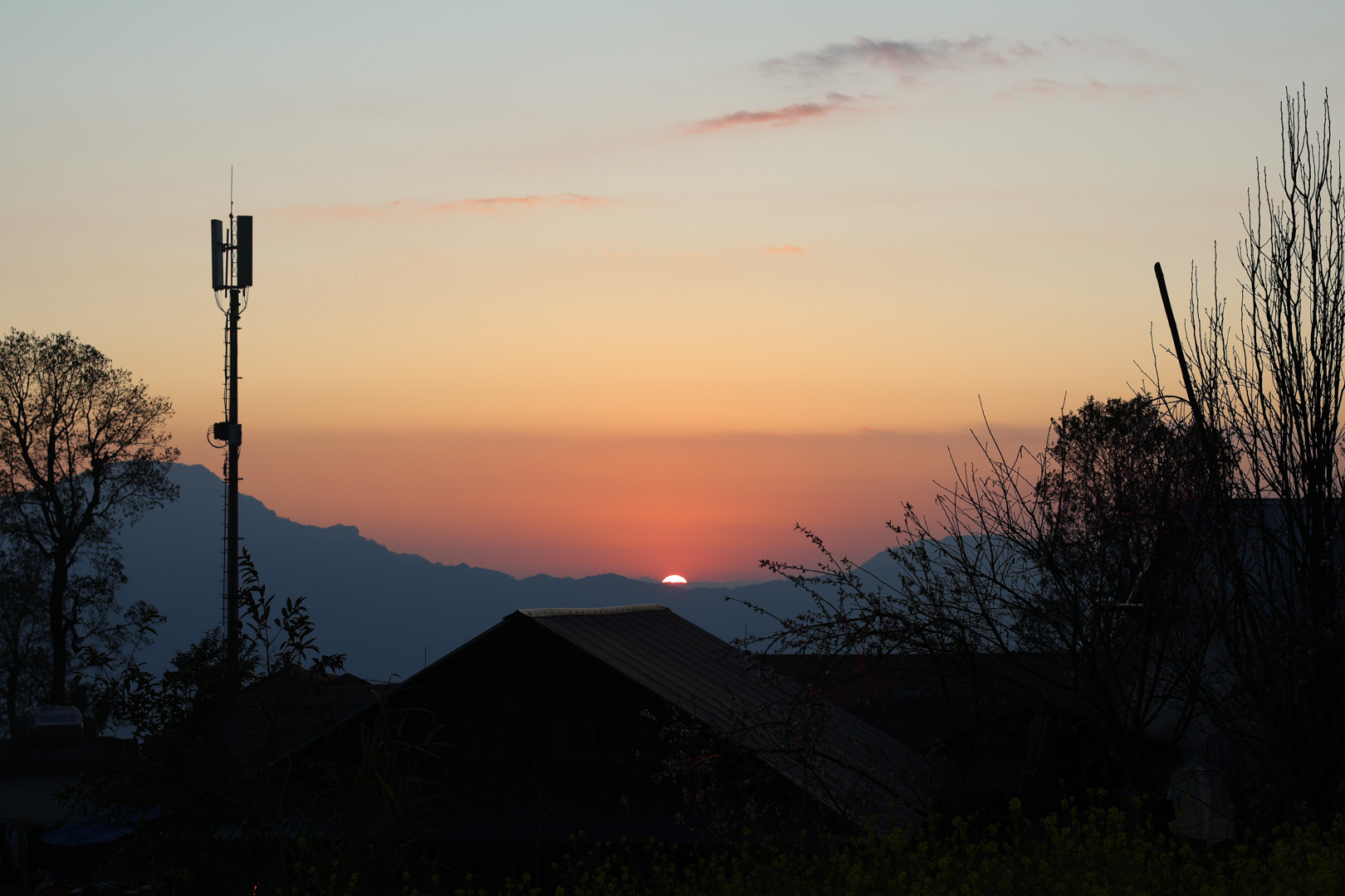 Cảnh hoàng hôn nên thơ, tĩnh lặng tại Sì Thâu Chải khiến nữ du khách mê đắm. Ảnh: Lê Thu Thảo