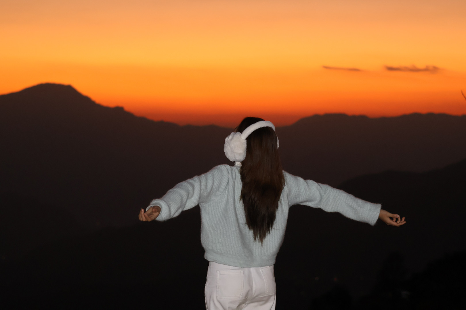 Bản amp;#34;cổ tích giữa lưng chừng trờiamp;#34; ở Lai Châu, hoa đào, hoa cải nở đẹp như tranh - 6