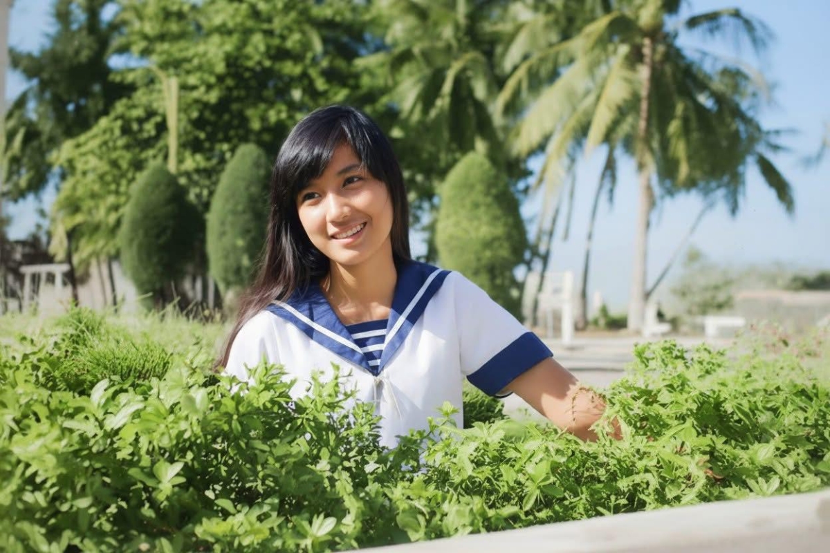 Người đẹp chia sẻ ảnh thời học sinh lúc 17 tuổi trong một bài viết nhớ về mẹ đã qua đời. Hiền Mai cho biết sinh thời mẹ cô khéo tay, thường tự may trang phục cho các con mặc đi học. Đến giờ, một số chiếc áo và váy của mẹ vẫn được người đẹp đóng gói, cất giữ cận thận. Hình ảnh diễn viên với gương mặt mộc, nụ cười hiền nhận nhiều lời khen của đồng nghiệp, khán giả.