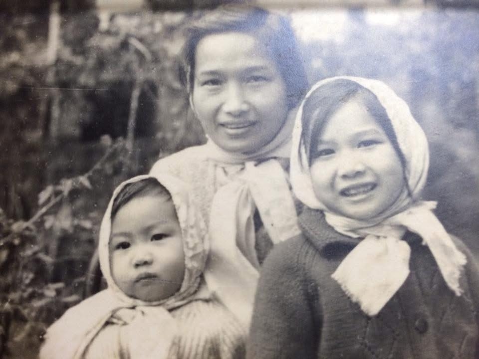 Hiền Mai (trái) bên mẹ và chị lúc một tuổi. Cô sinh ra và lớn lên ở TP HCM, trong gia đình nghèo.