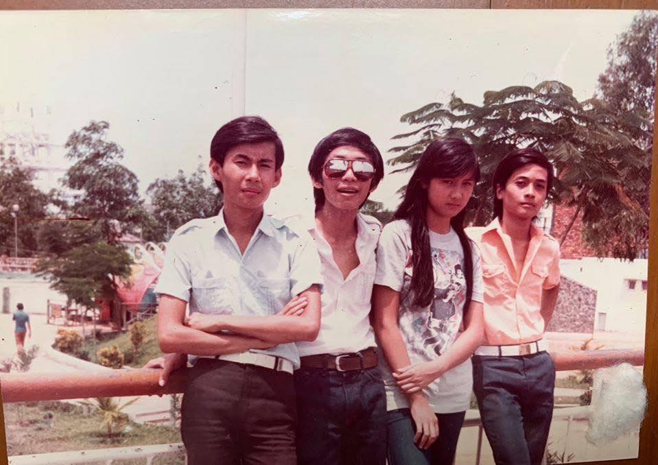 Cô bên hội bạn cấp ba trong một lần đi chơi, trong đó có ca sĩ Đoan Trường (trái). Họ chung lớp, có lúc ngồi cùng bàn dưới mái trường THPT Lê Quý Đôn, TP HCM.