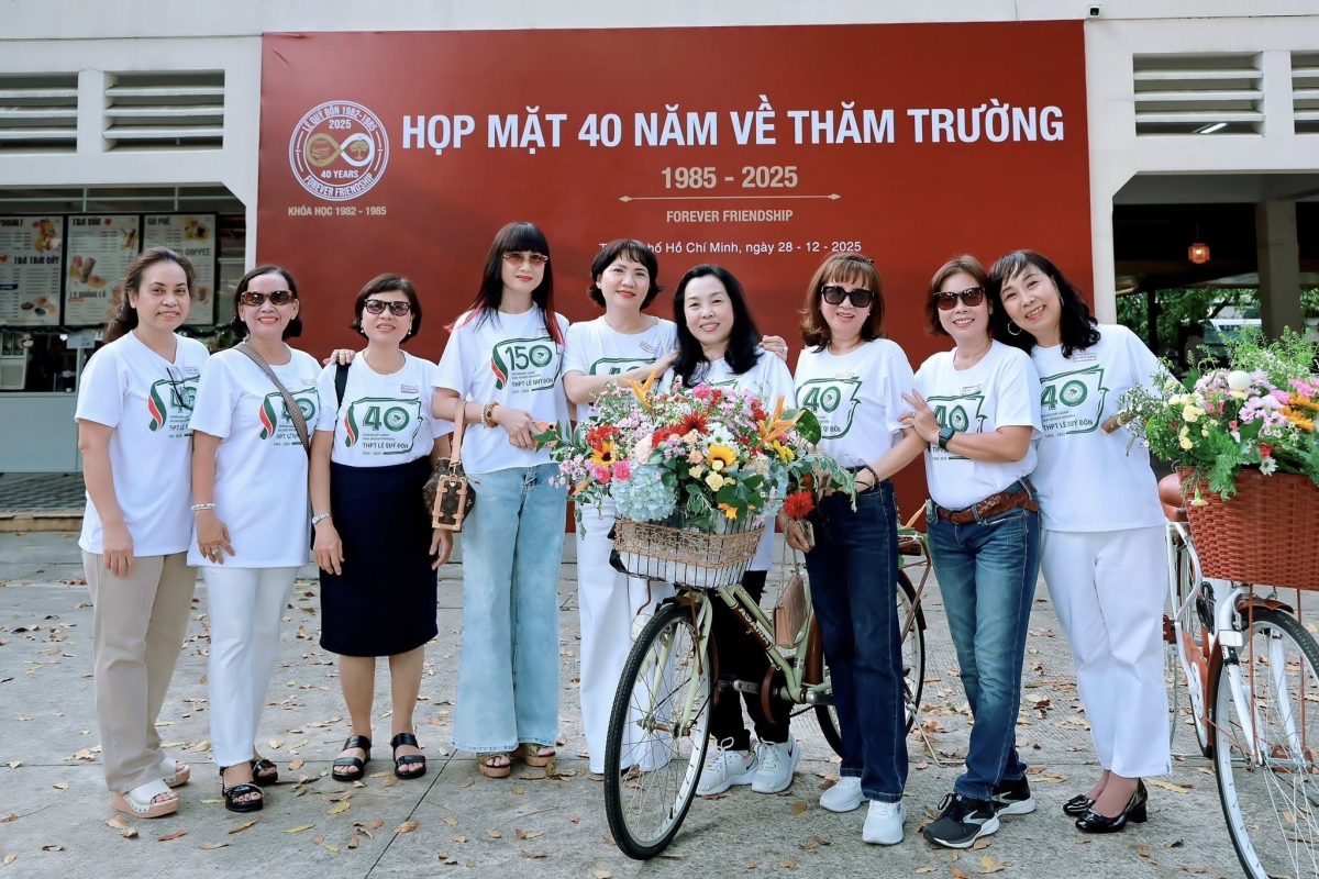 Hiền Mai (thứ tư từ trái qua) bên bạn bè tại cuộc họp mặt về thăm trường cũ - THPT Lê Quý Đôn, TP HCM - sau 40 năm.