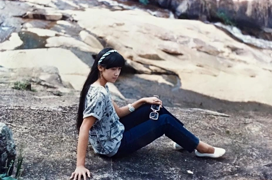 Sau tốt nghiệp cấp ba, Hiền Mai đậu vào khoa tiếng Anh, Đại học Sư phạm TP HCM. Học được một thời gian, diễn viên xin chuyển sang khoa tiếng Nga, rồi nhận được học bổng sang Nga du học. Đầu thập niên 1990, người đẹp trở về nước, bắt đầu gia nhập làng giải trí với vai trò diễn viên.