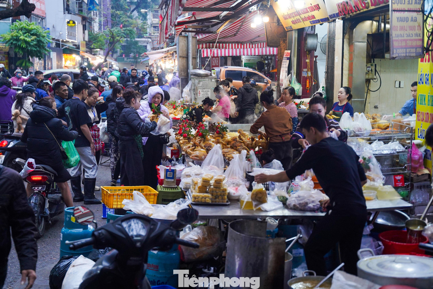 Theo ghi nhận của PV, từ sáng sớm 10/2 (23 tháng Chạp), chợ Hàng Bè đã đông đúc người dân đến mua gà, xôi và nhiều lễ vật khác để chuẩn bị mâm cúng ông Công, ông Táo.