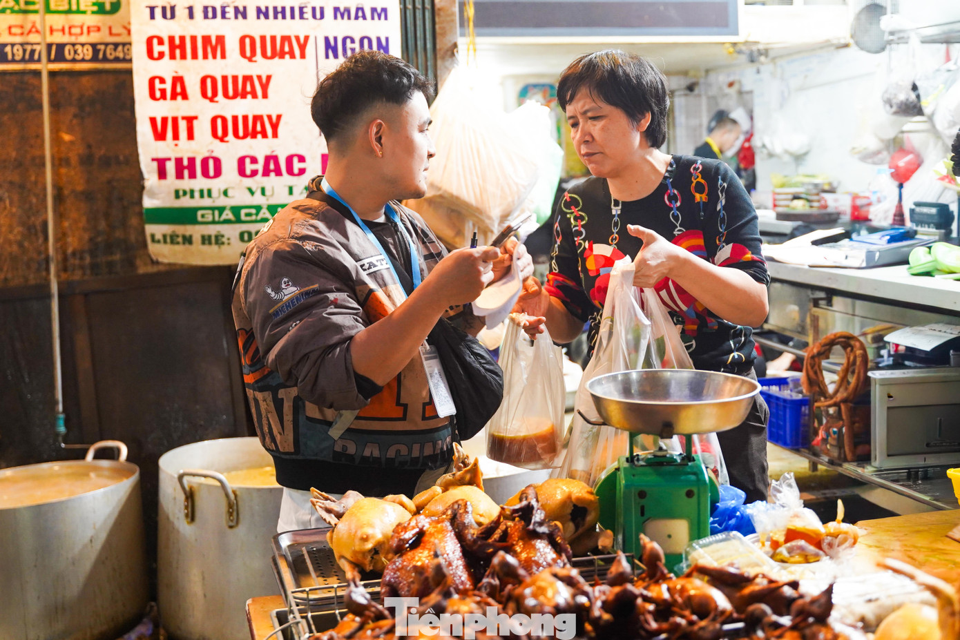 Gà luộc ngậm hoa hồng là mặt hàng bán chạy nhất, giá dao động từ 500.000 đồng/con.