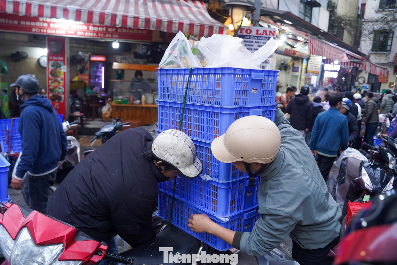 Người giao hàng hoạt động hết công suất phục vụ các đơn đặt gà online.