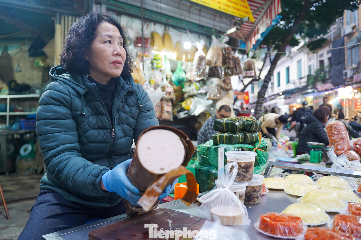 Cô Hoàng Phương Lan (tiểu thương chợ Hàng Bè) cho biết, từ khoảng chiều hôm qua, nhu cầu mua xôi, giò, bánh chưng phục vụ lễ cúng ngày 23 tháng Chạp tăng mạnh. “Tối qua tôi phải chuẩn bị hàng xuyên đêm để kịp bán cho khách từ sáng sớm”, cô Lan chia sẻ.