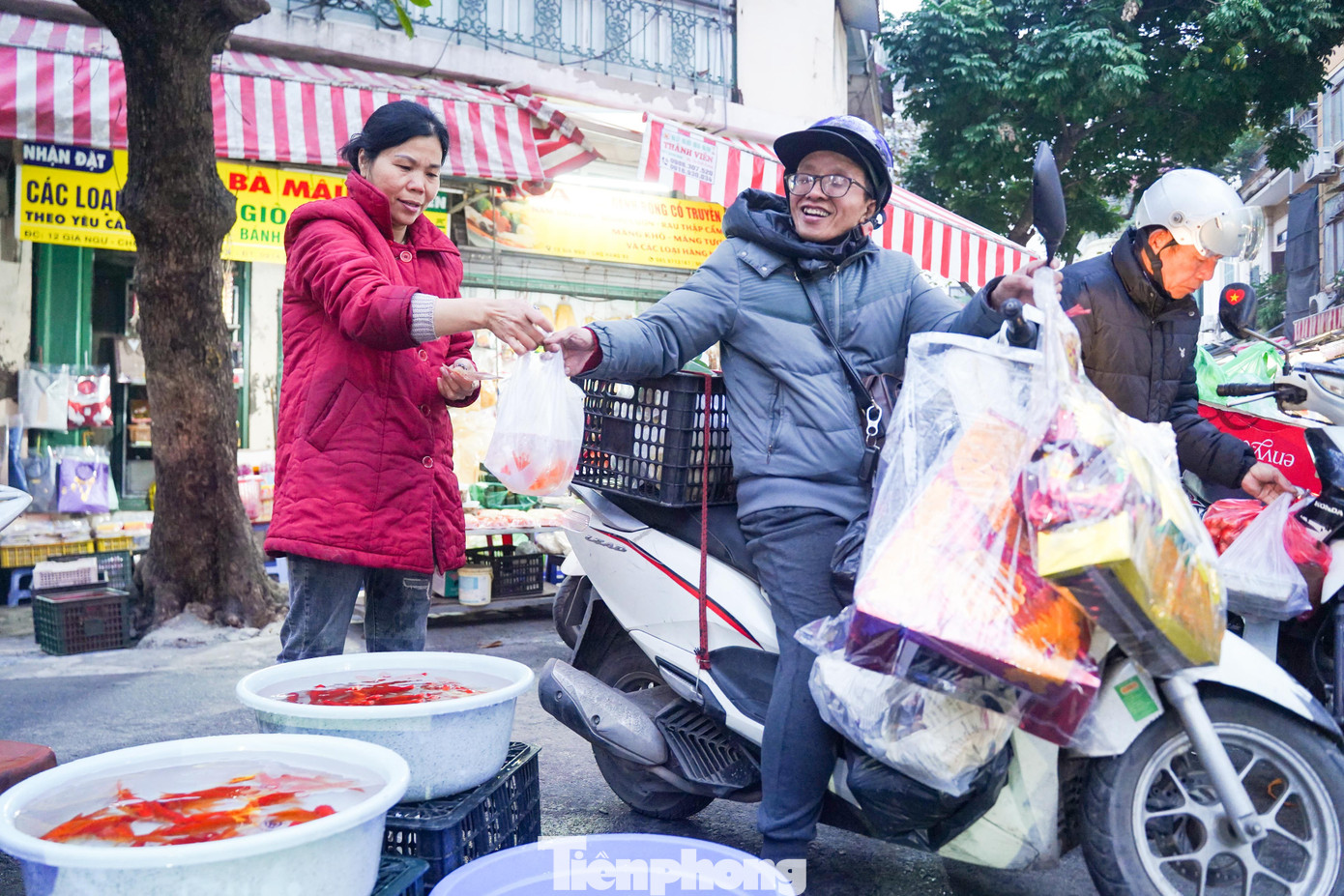Anh Toàn (phường Đống Đa, Hà Nội) cho biết, ngay từ 5h sáng anh đã dậy và ra chợ để mua sắm lễ cúng tiễn ông Công, ông Táo. Theo anh Toàn, mâm lễ năm nay được gia đình chuẩn bị khá đầy đủ, gồm hàng mã, gà luộc, xôi, cá chép vàng cùng hoa quả và hương đèn. “Hôm nay tôi mua tất cả hết khoảng 3 triệu đồng, năm nào gia đình tôi cũng sắm sửa như vậy để lễ cúng được chu đáo”, anh Toàn chia sẻ.