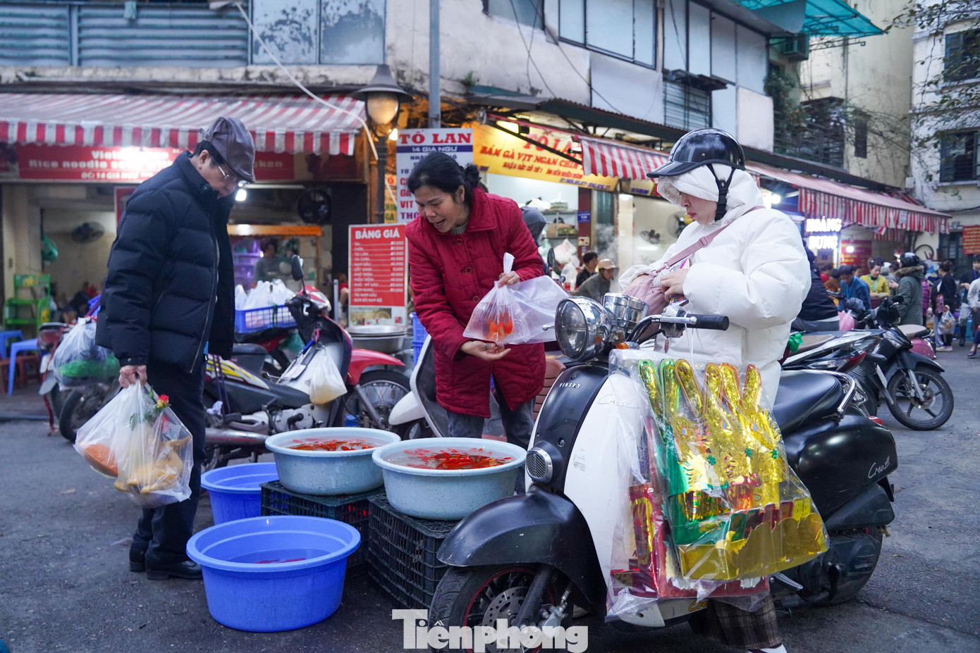 Người dân tất bật mua sắm hàng mã để chuẩn bị lễ cúng ông Công, ông Táo.