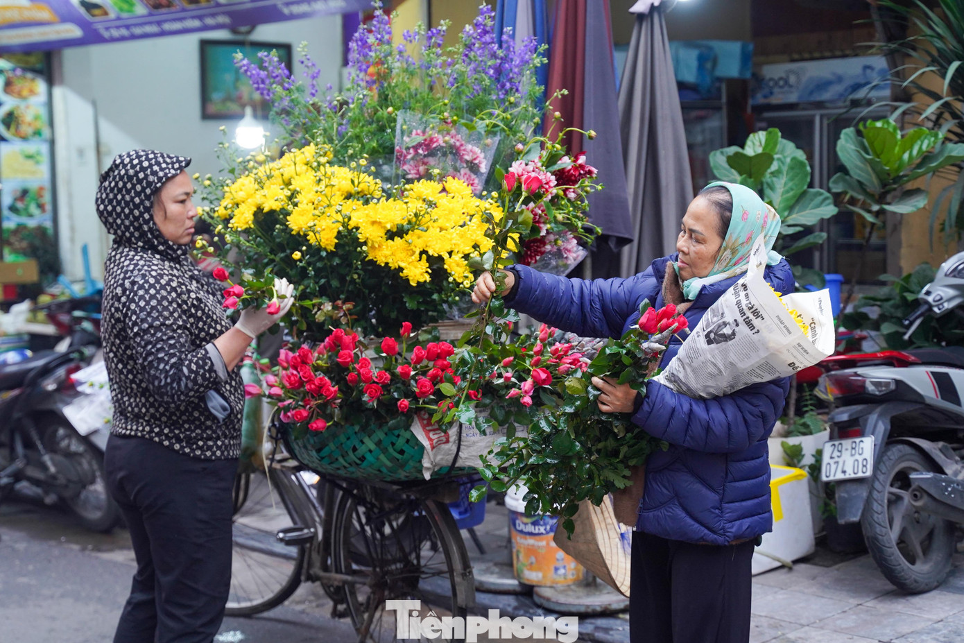 Hoa tươi trong dịp này tăng nhẹ so với ngày thường.
