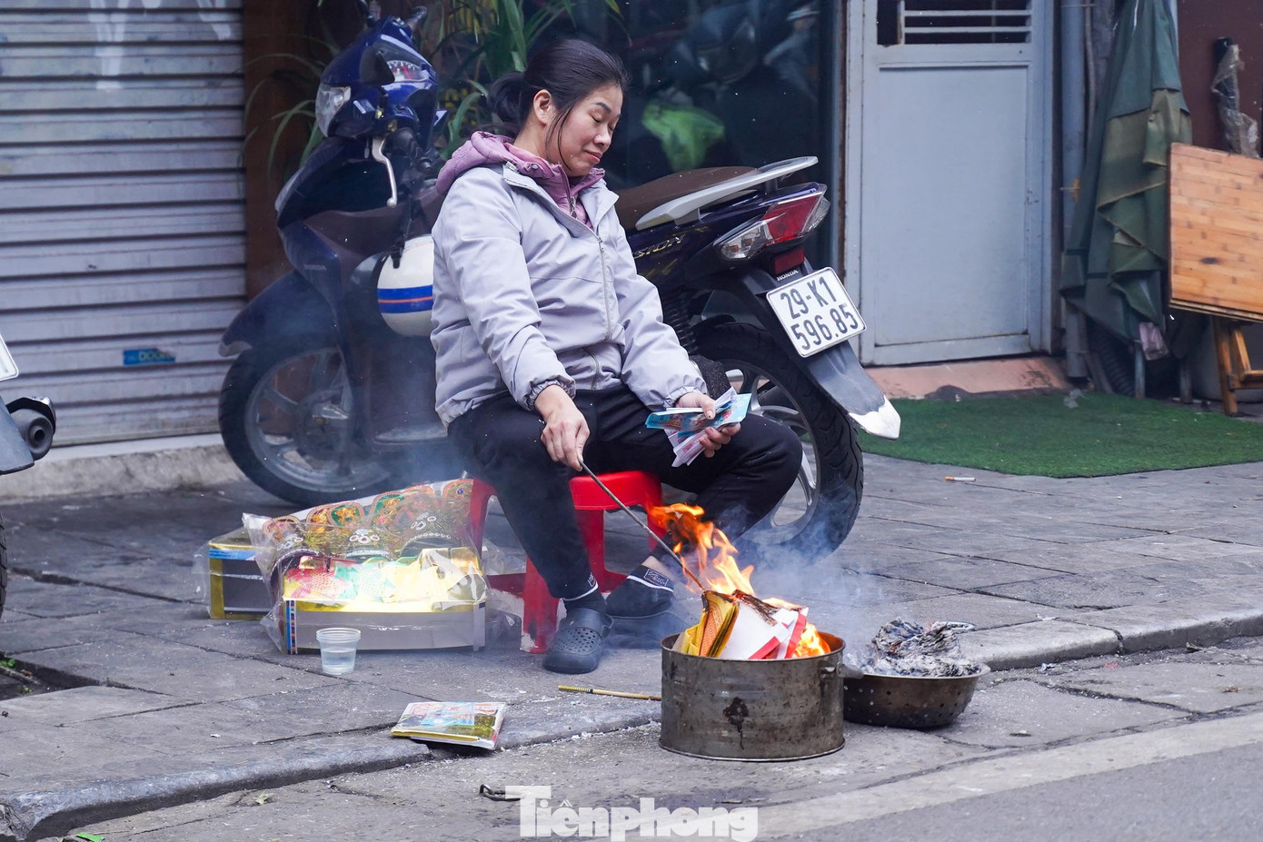 Sau khi hoàn tất lễ cúng, nhiều gia đình ở khu phố cổ tiến hành đốt vàng mã, hóa vàng theo phong tục.