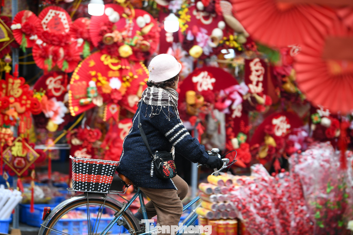 Từ đầu tháng Chạp, phố Hàng Mã đã được nhuộm kín sắc đỏ rực rỡ của đèn lồng, câu đối và hàng nghìn món đồ trang trí Tết bắt mắt.