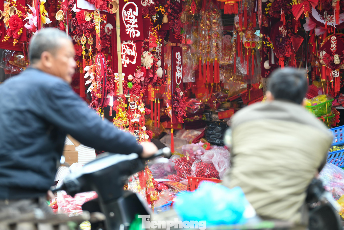 Tranh thủ trời nắng ráo, nhiều gia đình đưa con nhỏ đi sắm sửa, du xuân sớm để tránh cảnh chen chúc những ngày sát Tết.