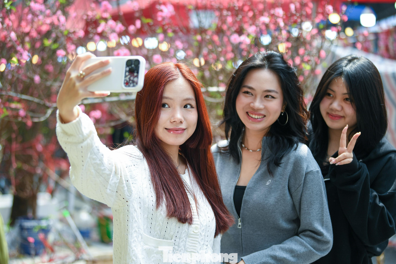 Chợ hoa Hàng Lược - Hàng Khoai nhộn nhịp từ tờ mờ sáng. Không khí mua sắm càng về trưa càng nóng khi nắng lên, dòng người đổ về chọn đào, quất đông nghịt.