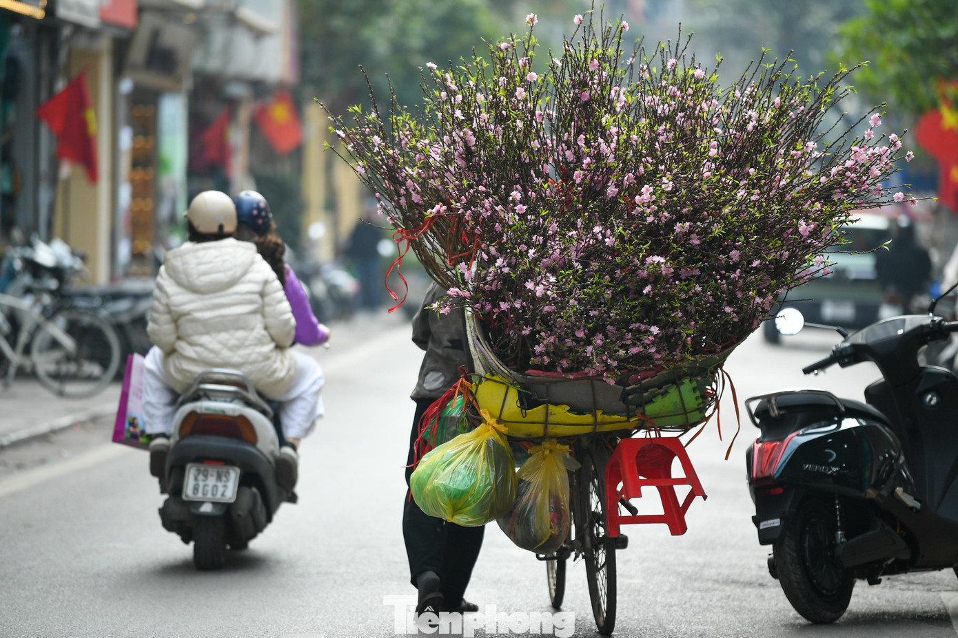 Phố cổ Hà Nội đỏ rực - 13
