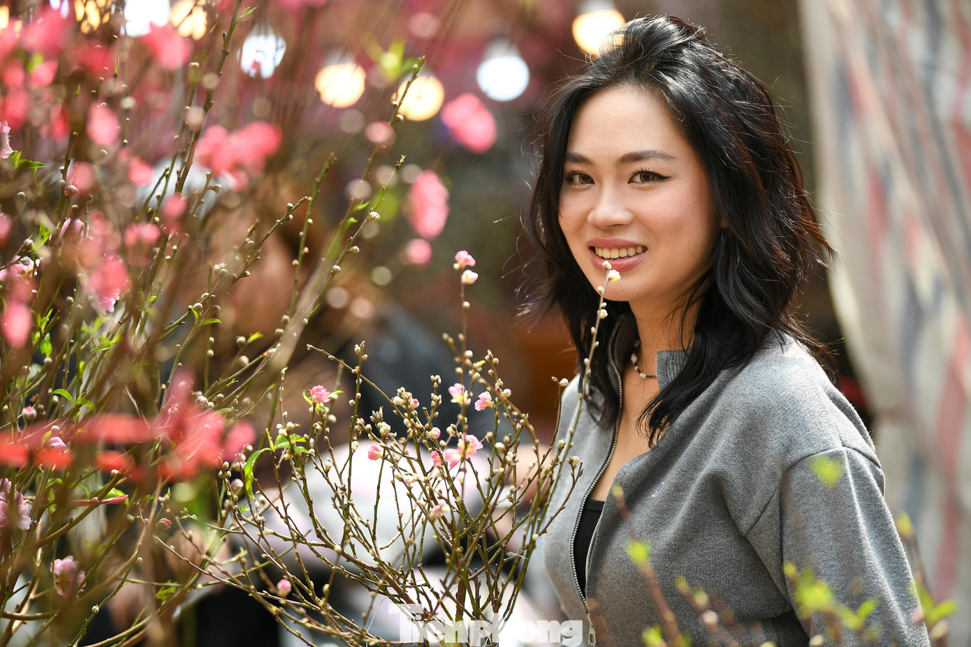 Không chỉ các gia đình, phố cổ những ngày này trở thành studio khổng lồ thu hút đông đảo giới trẻ đến ghi lại khoảnh khắc thanh xuân rực rỡ dịp cuối năm.