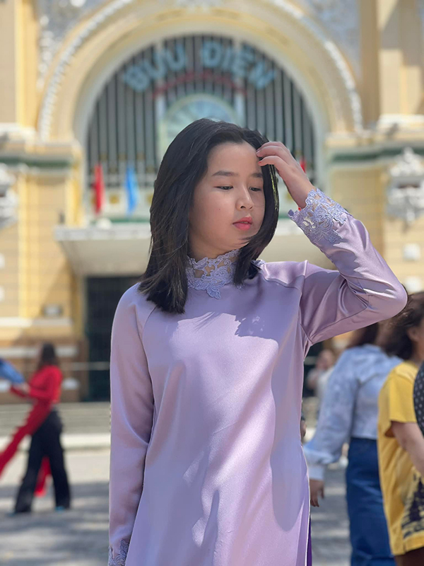 Trước đây, Mina thừa hưởng nhan sắc từ mẹ với gương mặt bầu bĩnh, mái tóc đen dài cùng sự tự tin, hoạt bát khi giao tiếp.