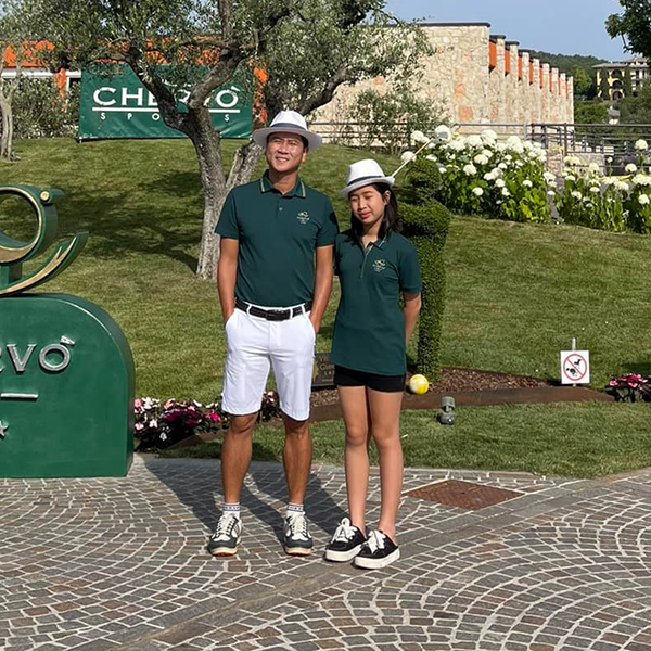 Ngoài ra, cô bé còn được bố mẹ cho làm quen với bộ môn golf thời thượng.