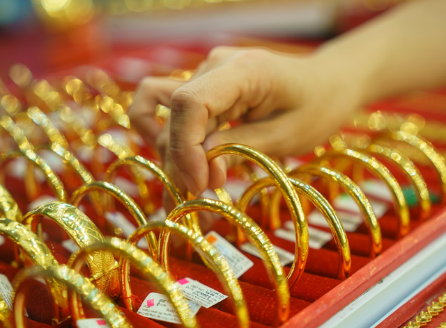 Giá vàng hôm nay, ngày 10/2, tiếp tục tăng giá vàng nhẫn và giá vàng miếng.