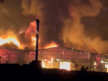 Cháy xưởng gần chợ đầu mối Sông Hồng