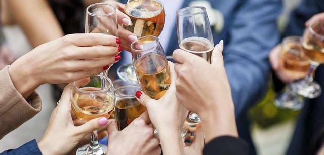 Người dân cần nâng cao ý thức chấp hành pháp luật khi sử dụng bia rượu ngày Tết. Ảnh minh họa