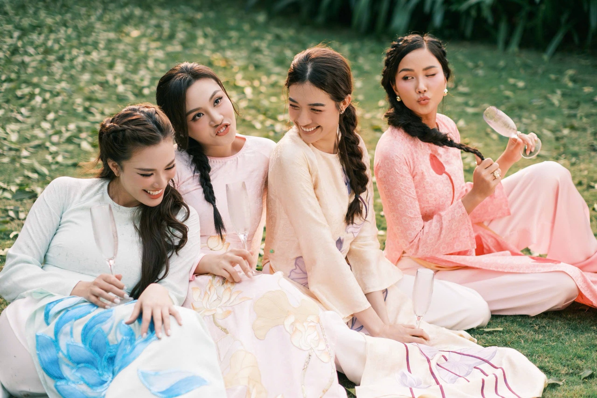 Đáng chú ý, thay vì chụp ảnh chuyên nghiệp như mọi lần, các người đẹp lại có bộ ảnh nhí nhố đến mức theo HHen Niê kể: Photo bảo không biết chọn hình sao vì mấy chị em không ai nghiêm túc.