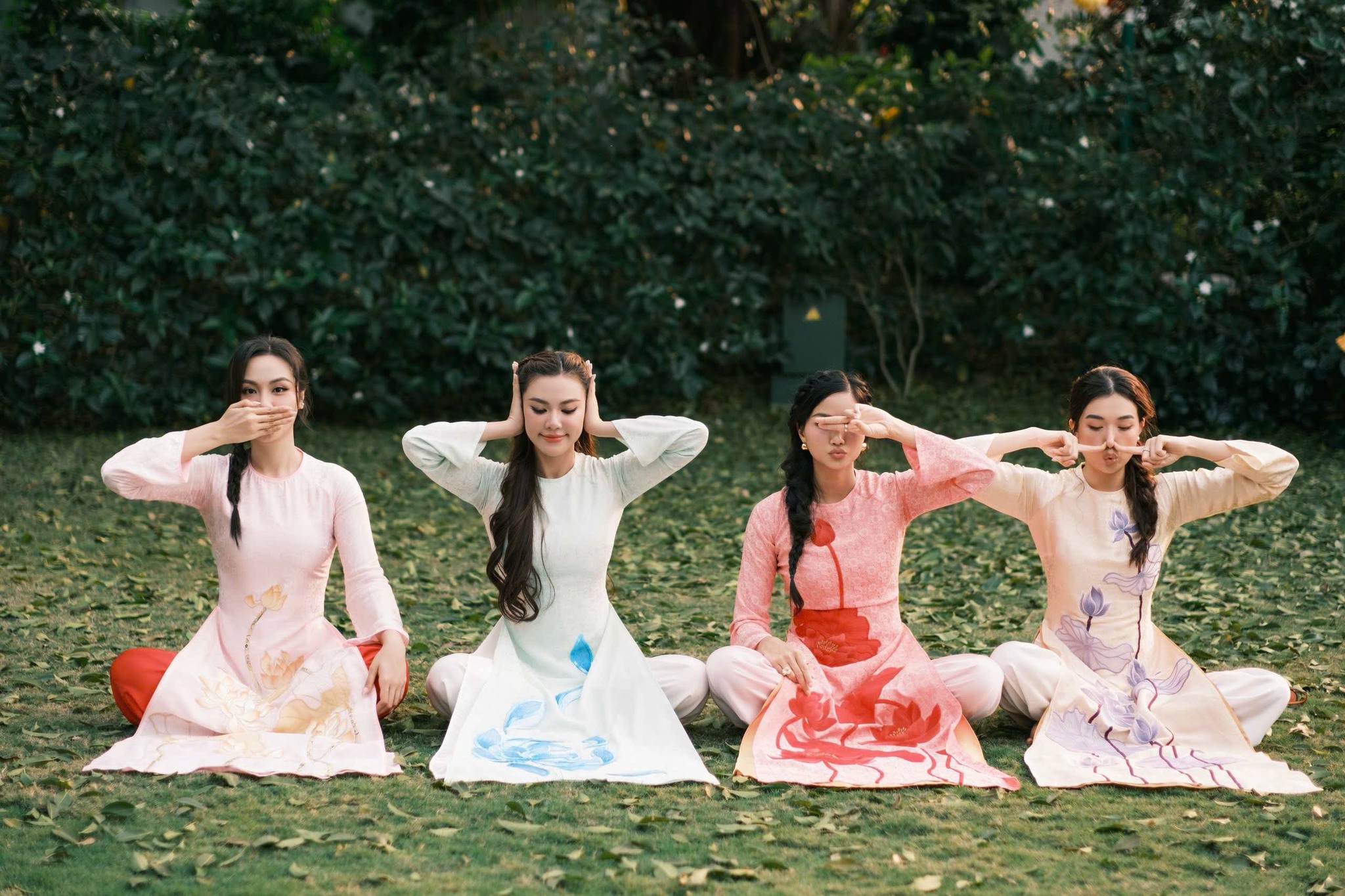 Fan bật cười vì bức ảnh tiết lộ triết lý đón Tết thong dong của 4 nàng hậu: Không nói, không nghe, không nhìn, không ngửi.