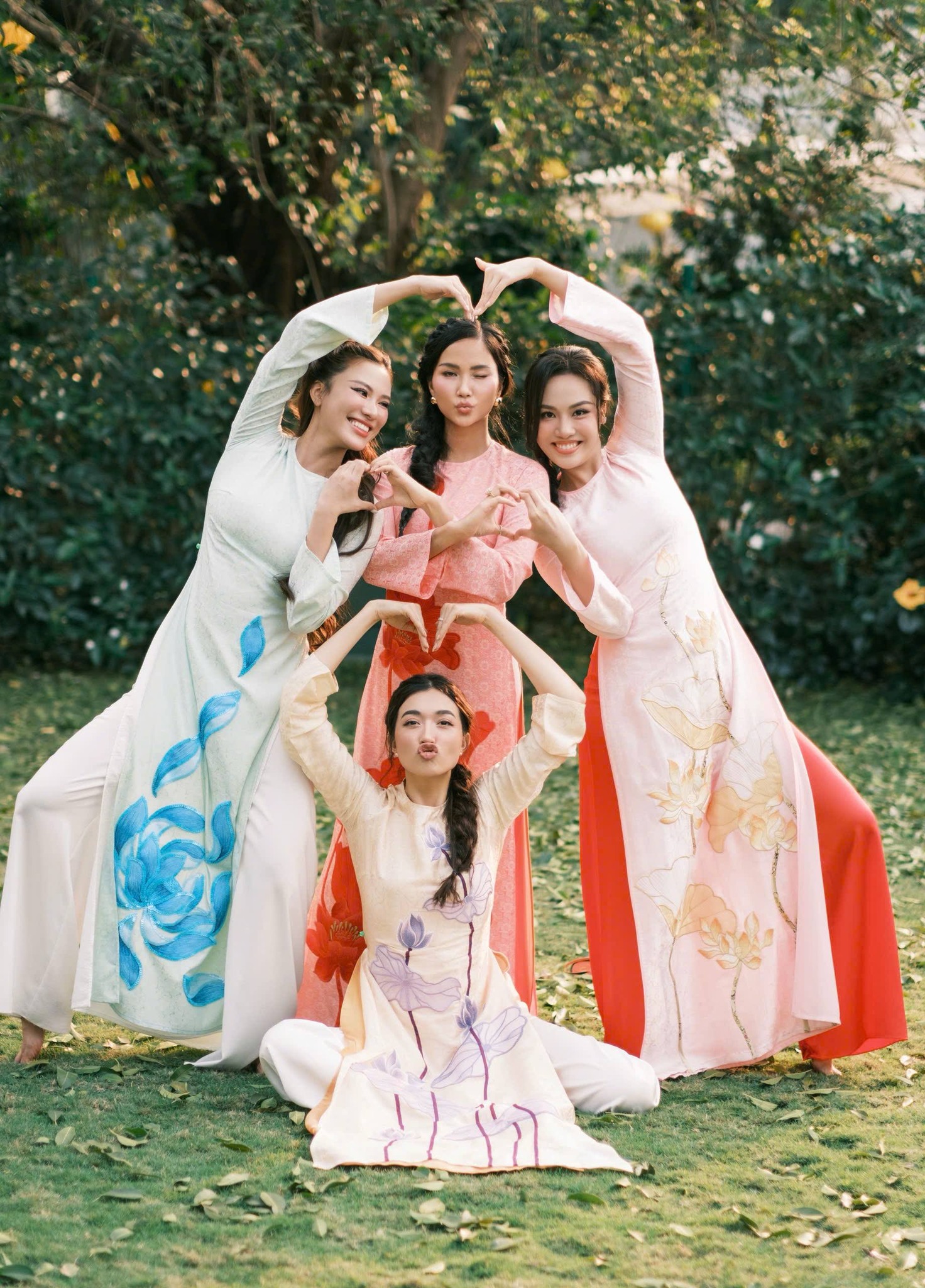 Video nhận về cả nghìn lượt xem và tương tác. Nhiều người còn bình luận hài hước gọi 4 người đẹp là hội bà già nhí nhố.