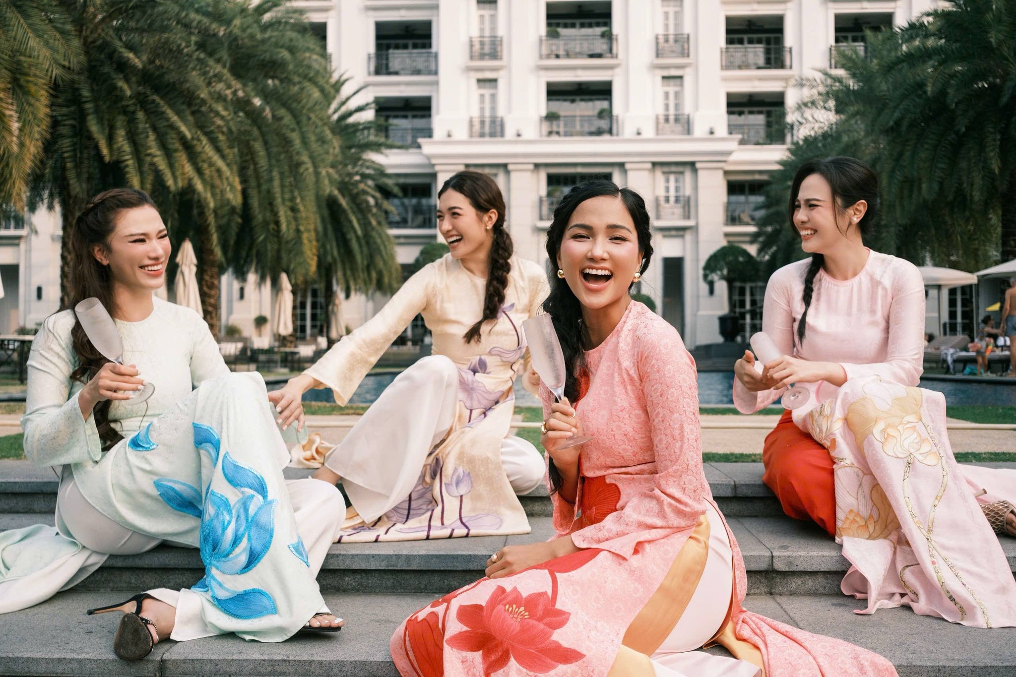 4 người đẹp vô cùng tự nhiên trong mỗi khung hình. HHen Niê còn bất lực nhờ fan tìm dùm hình đẹp của 4 chị em với.