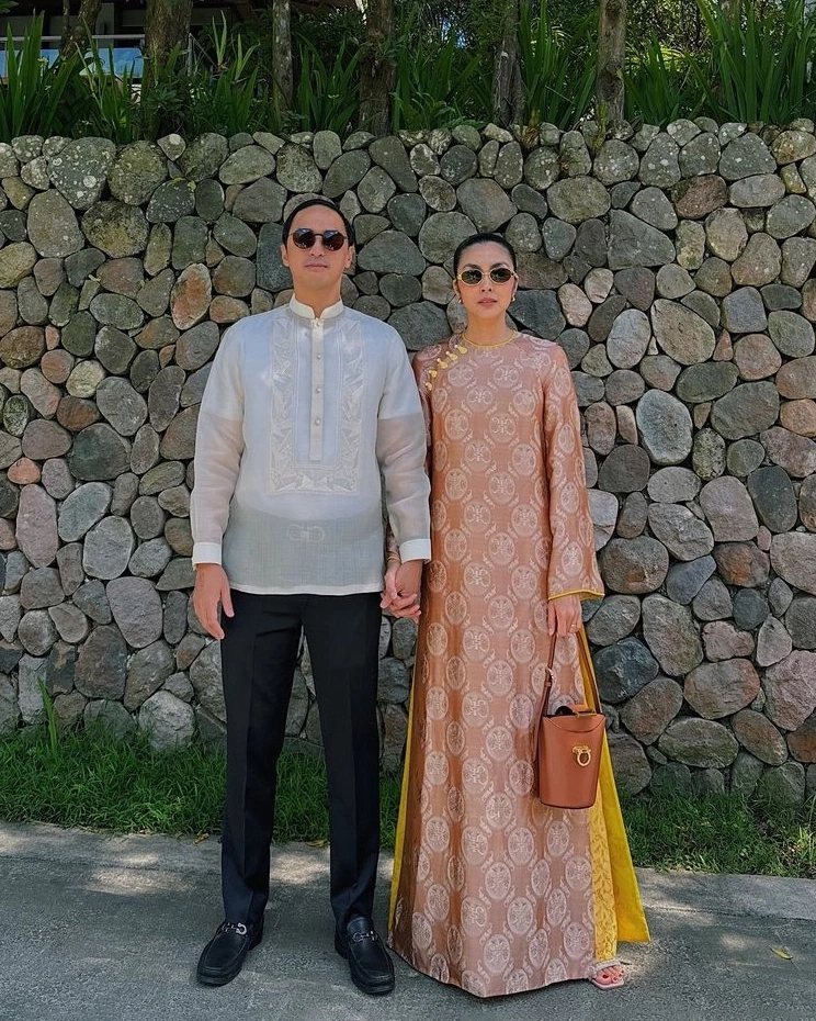 Sau 13 năm kết hôn, Tăng Thanh Hà và Louis Nguyễn giữ thói quen mặc đồng điệu khi sánh đôi. Bên cạnh ông xã, ngọc nữ màn ảnh thích diện áo dài dáng suông chất liệu tơ tằm, tạo phong cách đằm thắm.