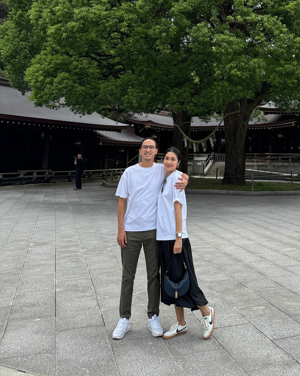 Con trai và con dâu vua hàng hiệu Johnathan Hạnh Nguyễn được nhiều khán giả khen đẹp đôi quá khi mix áo thun trắng basic đi Nhật Bản.