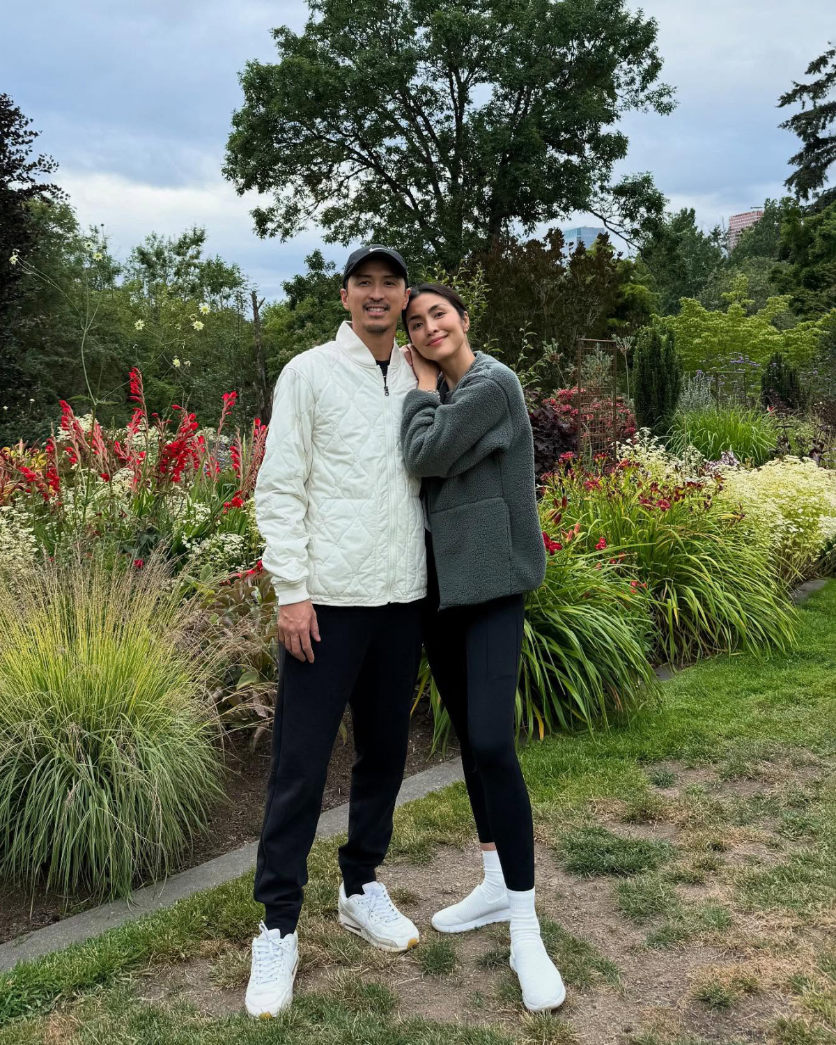 Thói quen mặc đồ ton sur ton còn được cả hai giữ cả trong những chuyến vi vu trong và ngoài nước. Lên Đà Lạt, họ cùng mặc đồ phong cách minimalism phối sneakers trắng.