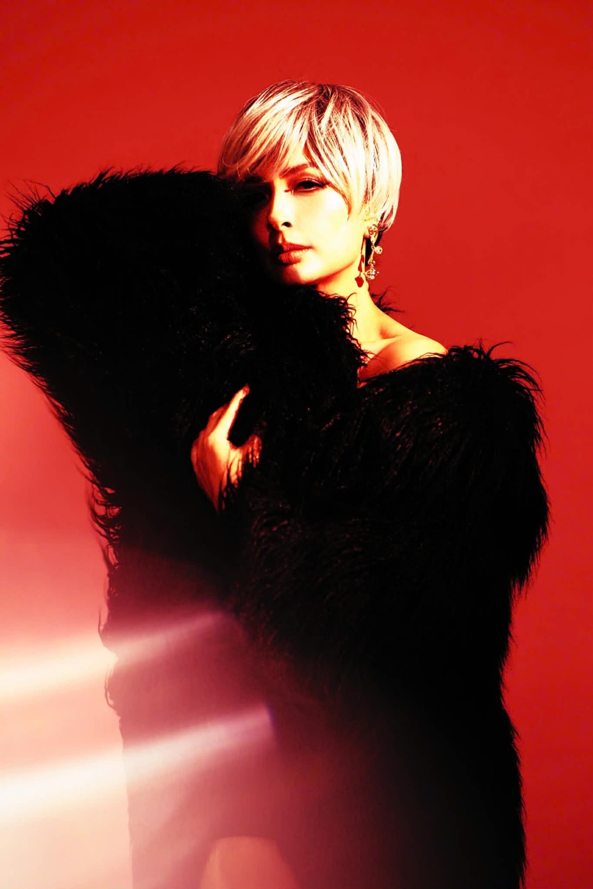 Thúy Hằng mặc màu đen đối lập em gái.