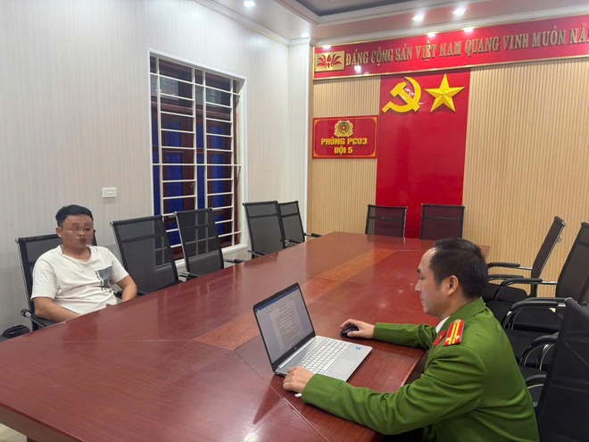 Đối tượng N.H.H và chủ hàng T.T.H tại cơ quan công an.