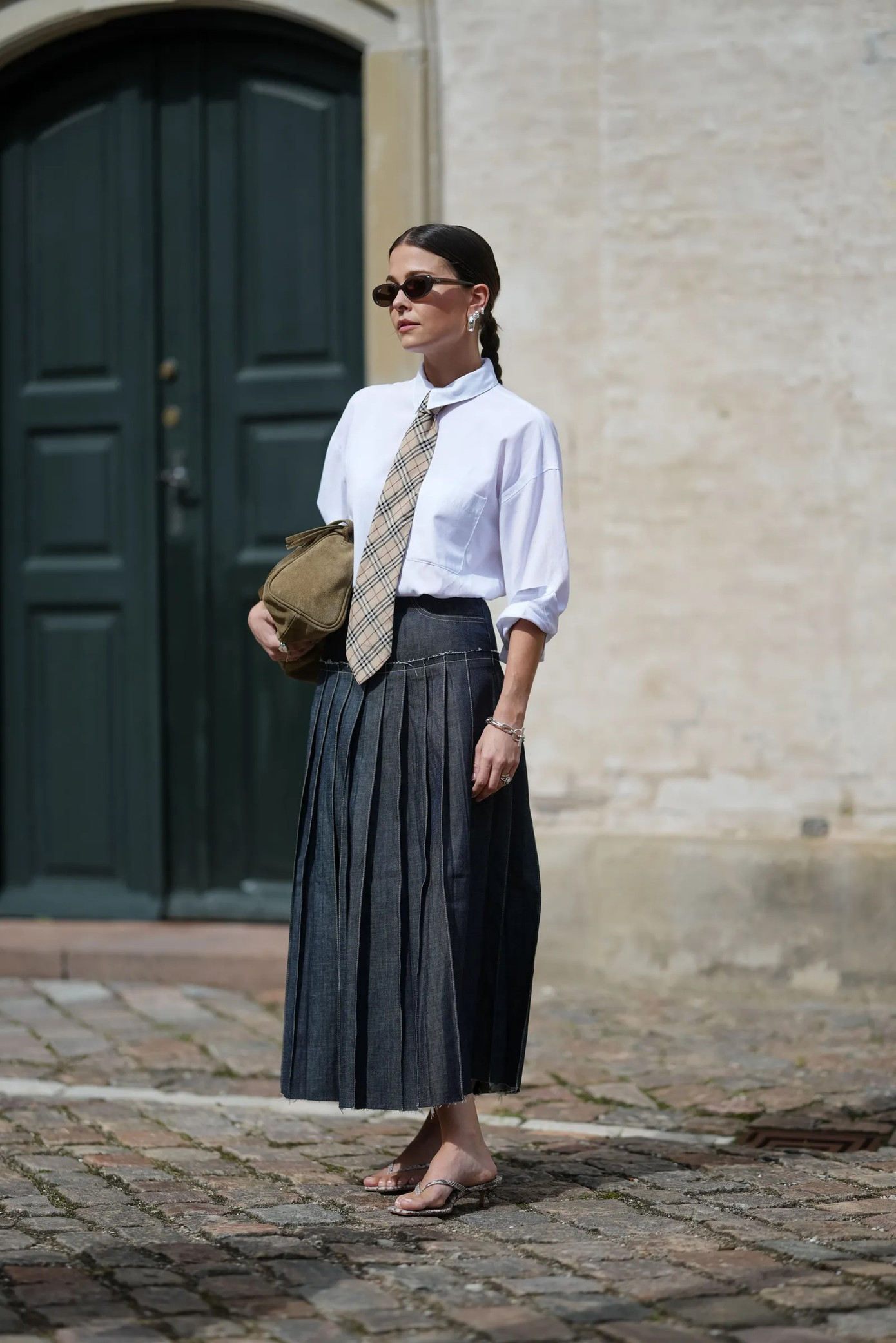 Cách phối đồ với chân váy denim dài theo xu hướng dự đoán hot nhất năm 2026 - 2