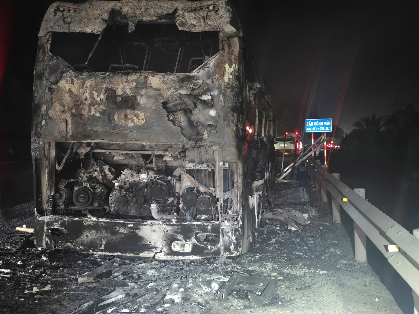 Xe khách bị thiêu rụi, thiệt hại tài sản ban đầu ước tính khoảng 3 tỷ đồng.