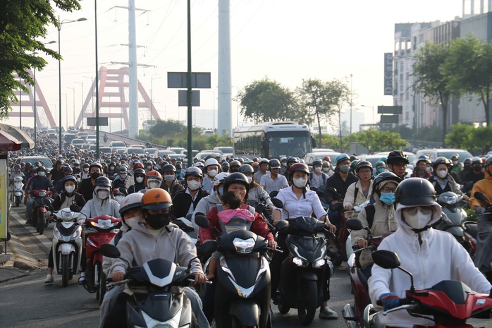 Ùn tắc giao thông trên đường Phạm Văn Đồng, TPHCM.