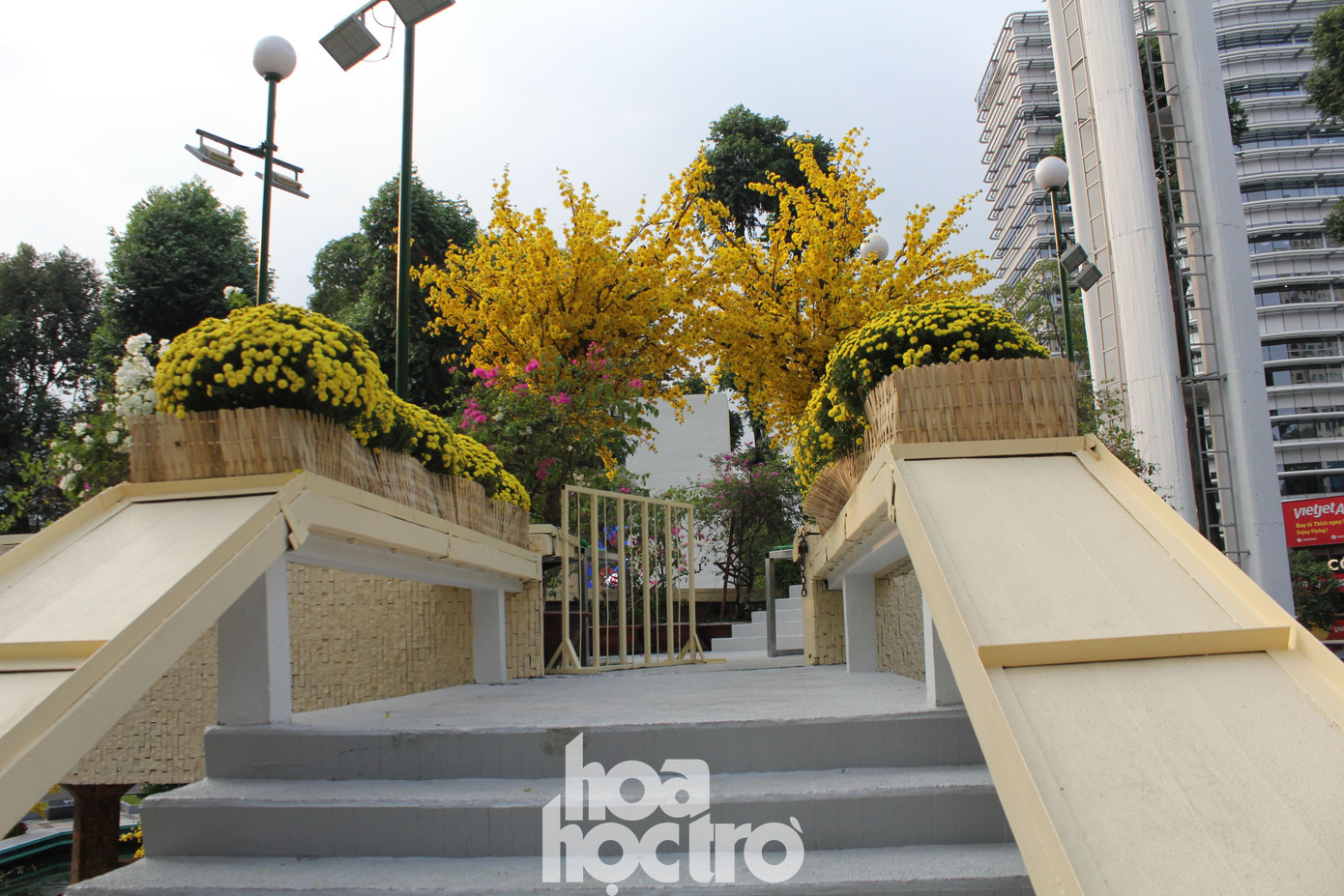 Đường lên đỉnh của tháp hồ cũng được trang trí một cách trang hoàng, rực rỡ.