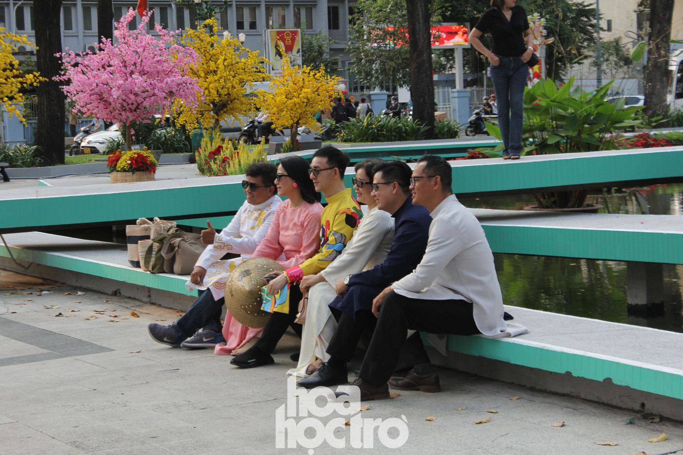 Người người nhà nhà cùng xúng xính áo dài màu sắc đón mùa Xuân mới đang về.