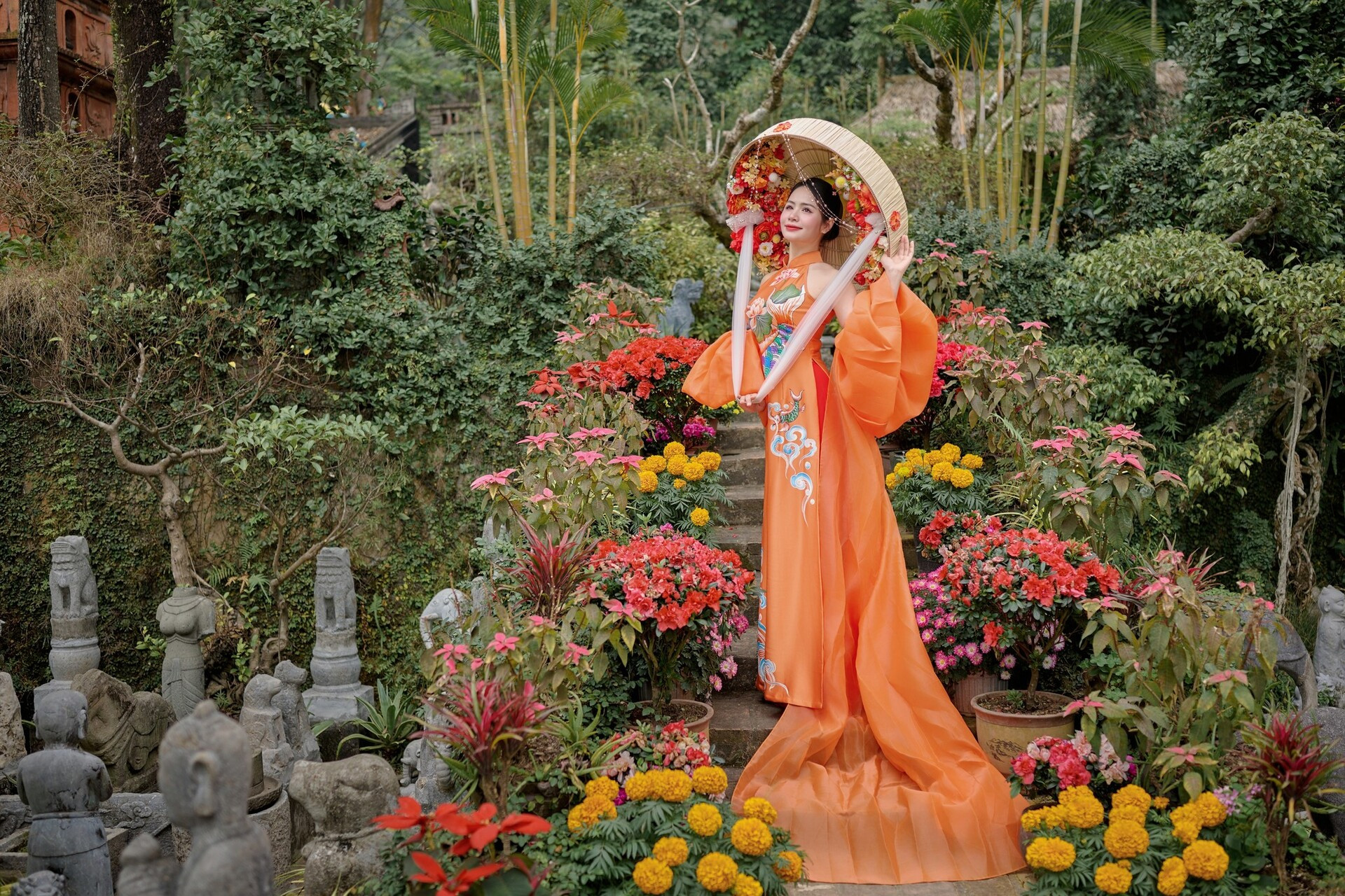 Nhiều du khách dành kỳ nghỉ tết Nguyên đán để du xuân bên người thân, bạn bè. Ảnh: Lê Hằng