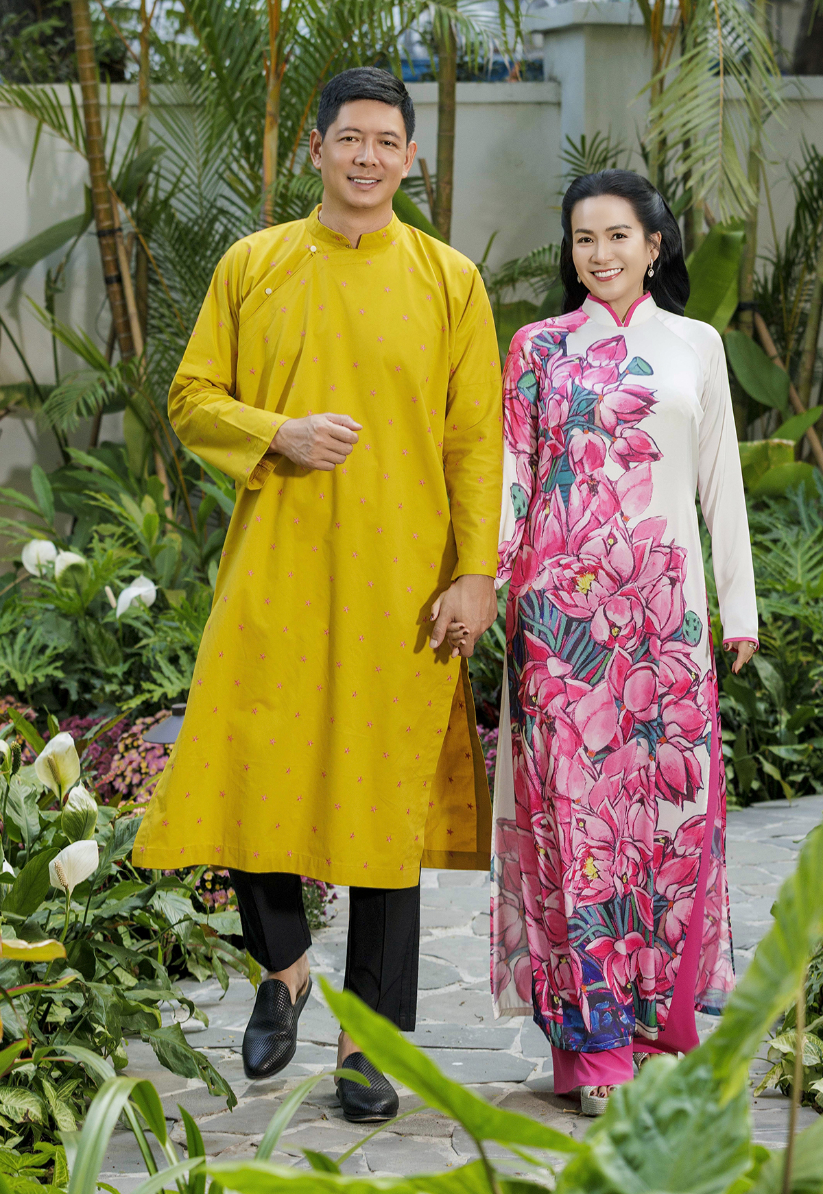 Vợ Bình Minh mang giày 10 cm vẫn amp;#34;lép vếamp;#34; chiều cao bên chồng con - 2