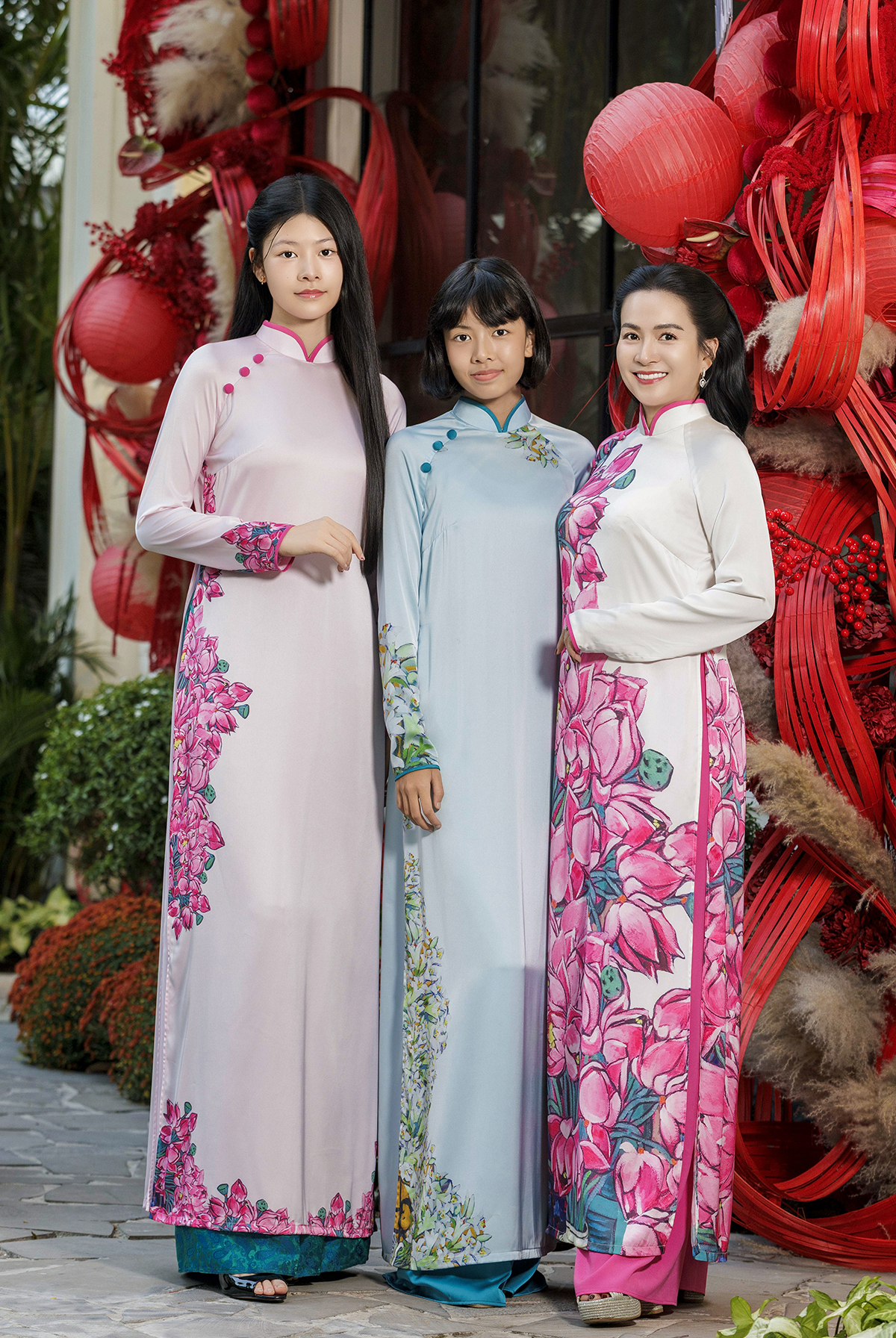 Vợ Bình Minh mang giày 10 cm vẫn amp;#34;lép vếamp;#34; chiều cao bên chồng con - 4