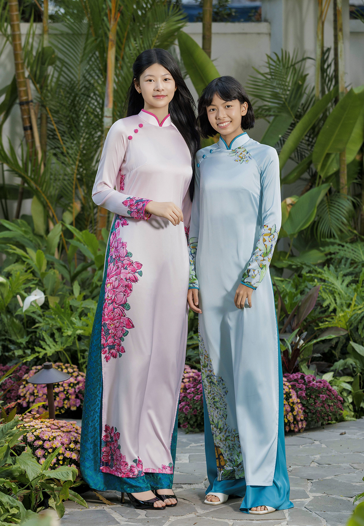 Vợ Bình Minh mang giày 10 cm vẫn amp;#34;lép vếamp;#34; chiều cao bên chồng con - 5